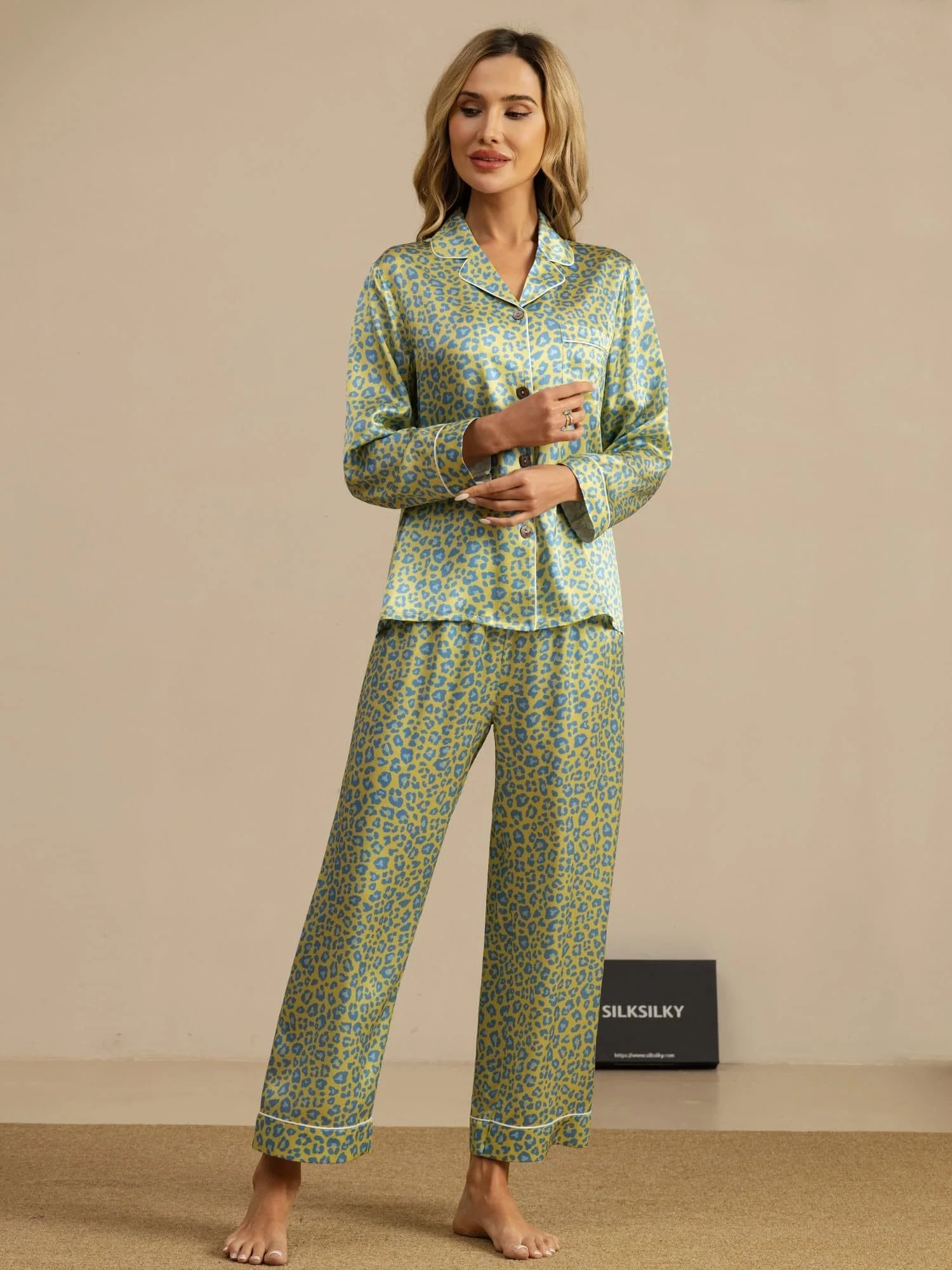 Collection de vêtements de nuit en soie imprimée