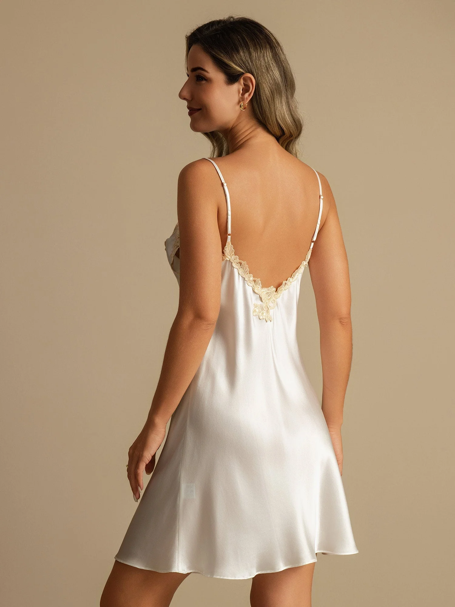 Robe de Nuit en Soie à Dos en V - Image 8