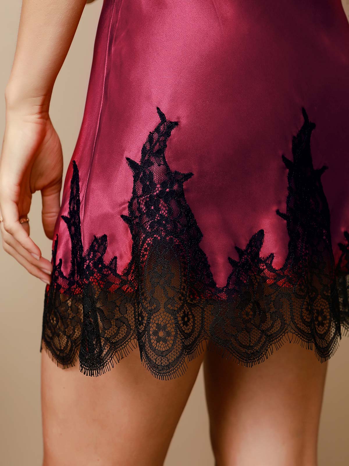 Ensemble En Soie Pure Avec Nuisette Courte À Encolure V Et Peignoir Avec Dentelle - Image 28