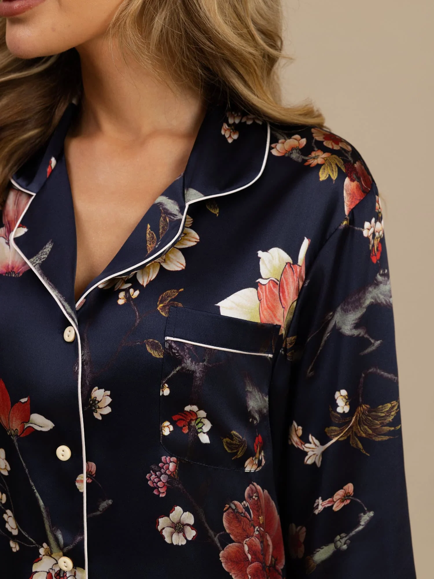 Ensemble De Pyjama En Soie Pure Pour Femme À Imprimé Floral Bleu Marine Manches Longues À Col Revers Et Boutons - Image 6