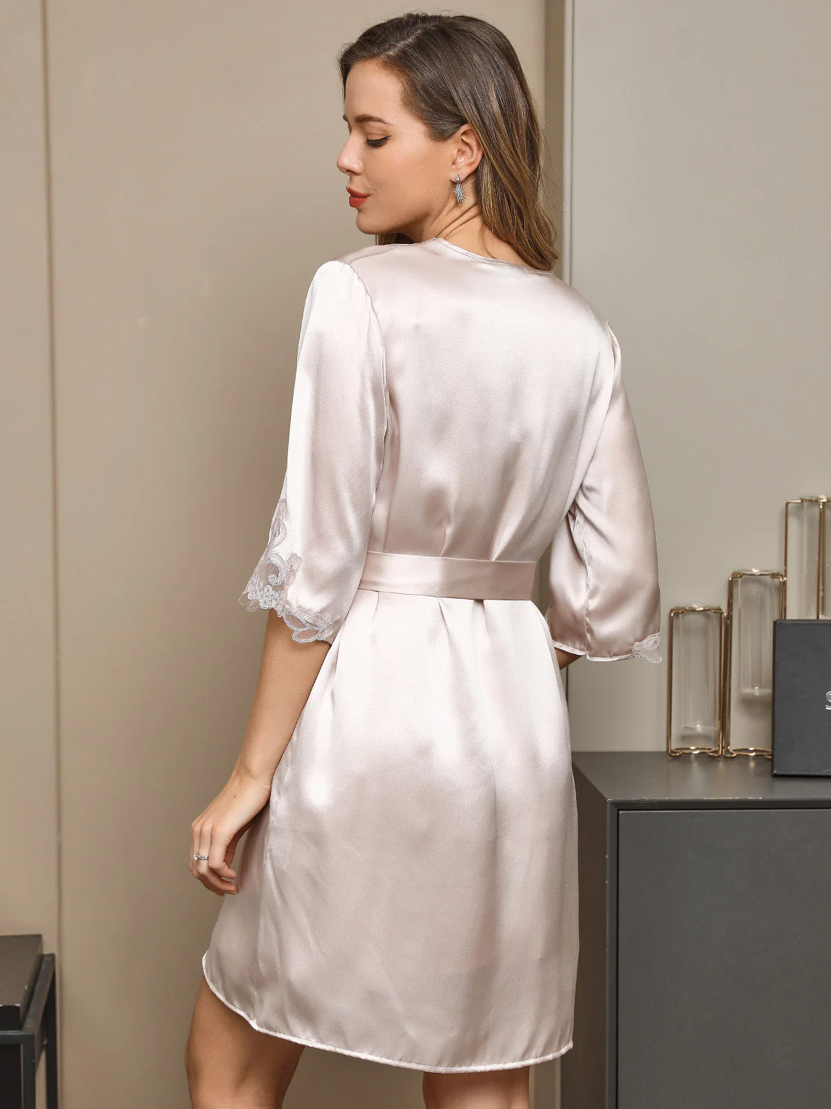 Ensemble Nuisette Et Robe Courte En Pure Soie Col V Avec Détails En Dentelle - Image 9