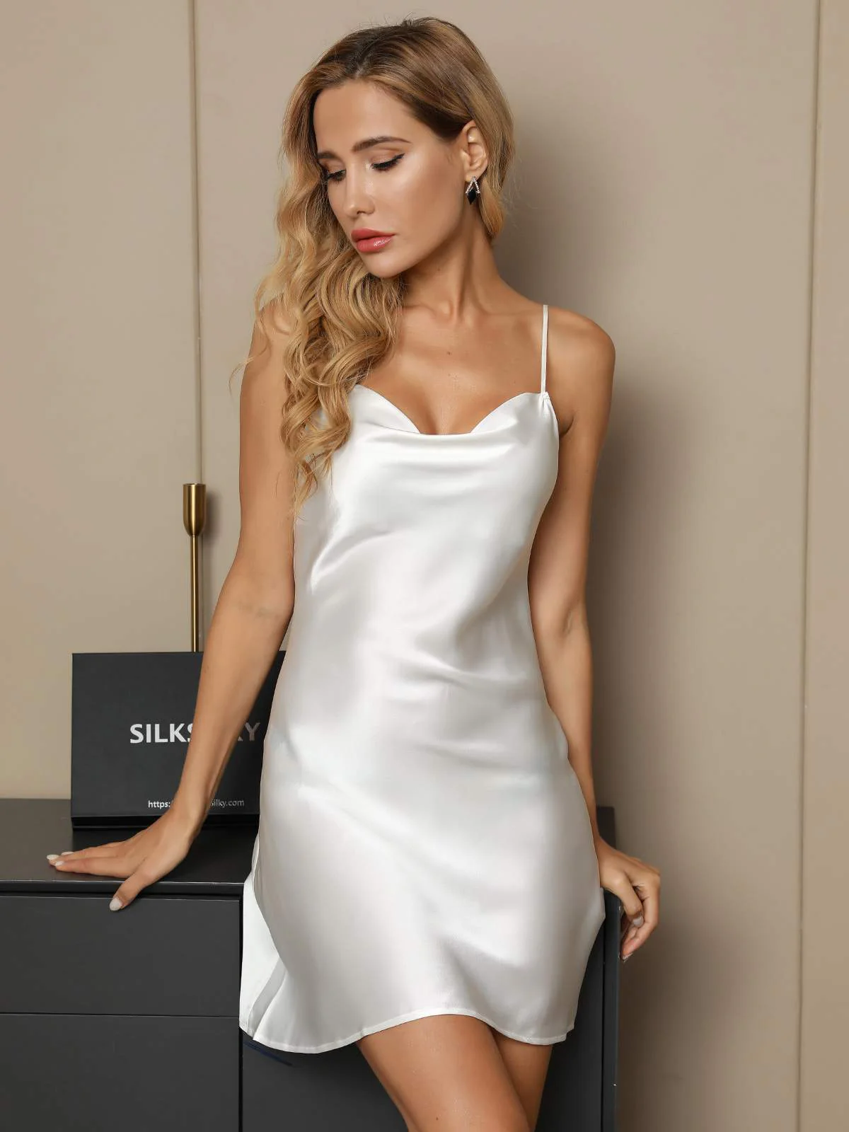Mini Chemise de Nuit à Col Bénitier en Pure Soie - Image 3