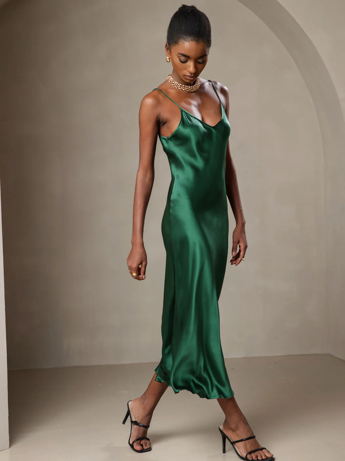 Robe Longue en Soie avec Bretelles Spaghetti - Image 26