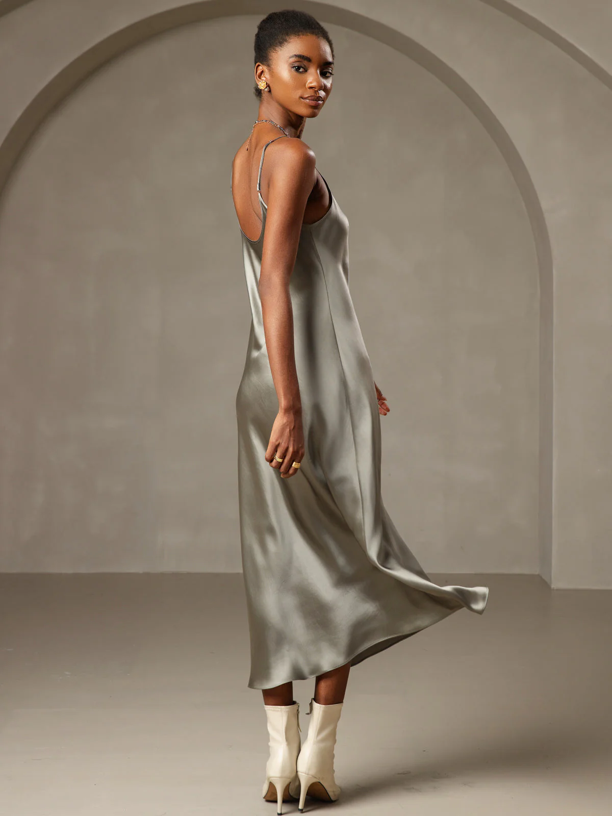 Robe Longue en Soie avec Bretelles Spaghetti - Image 28