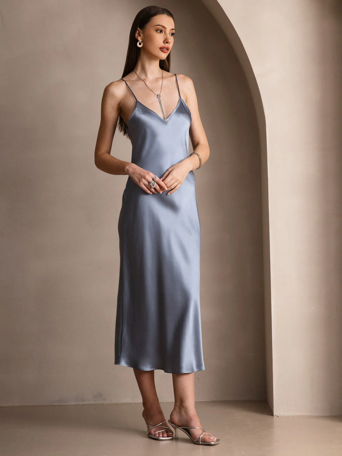 Robe Longue en Soie avec Bretelles Spaghetti - Image 48
