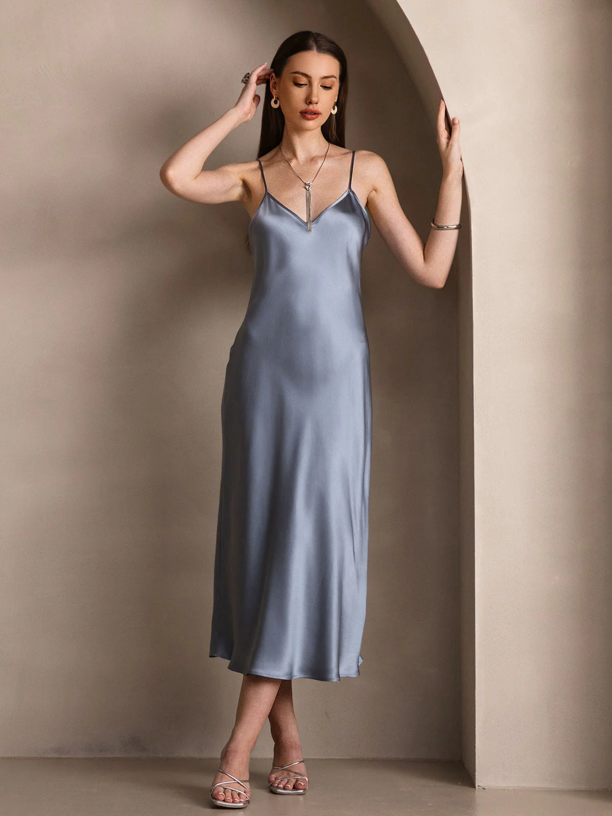 Robe Longue en Soie avec Bretelles Spaghetti - Image 50