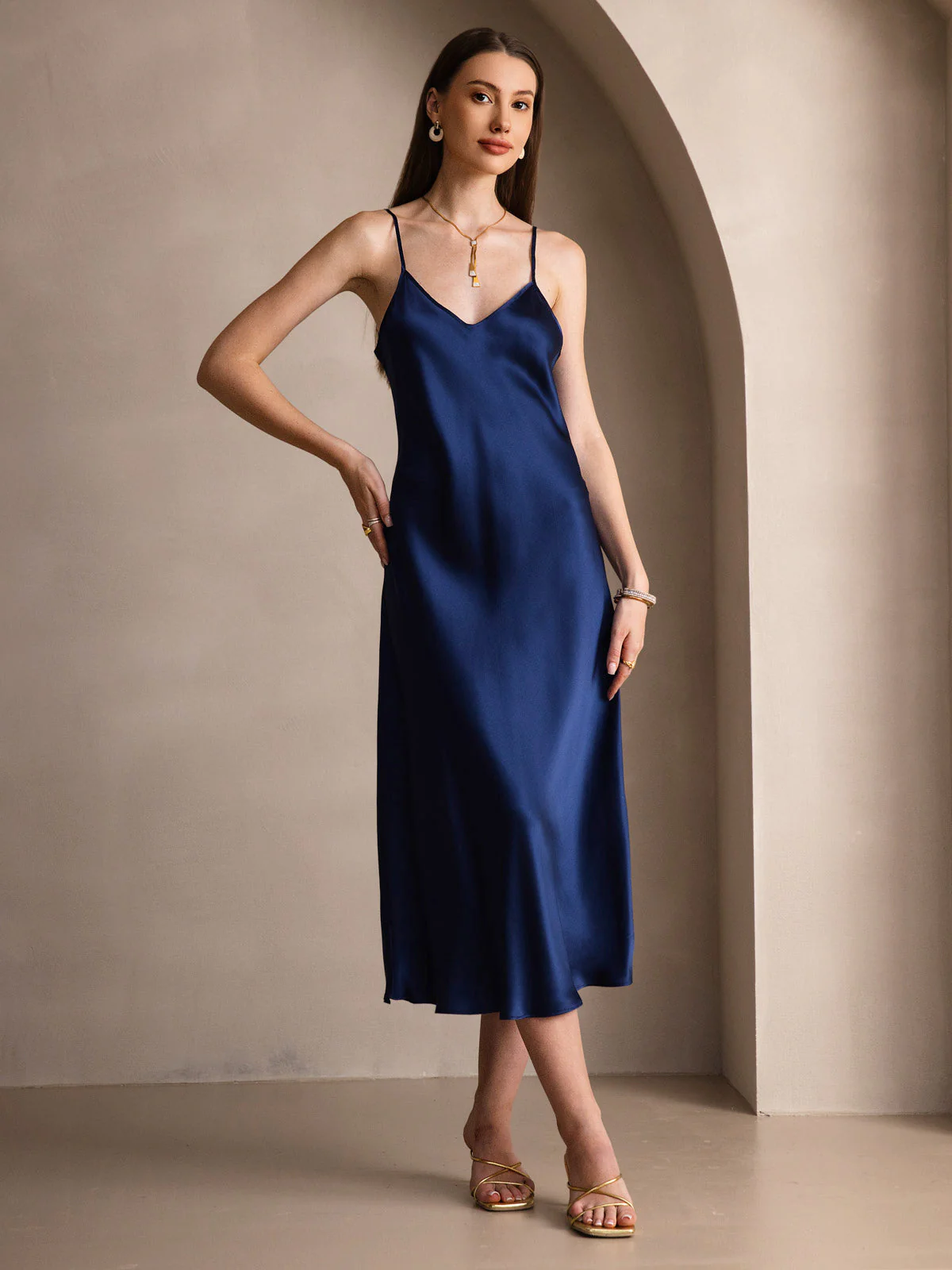 Robe Longue en Soie avec Bretelles Spaghetti - Image 51
