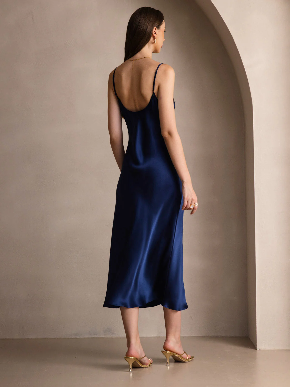 Robe Longue en Soie avec Bretelles Spaghetti - Image 52