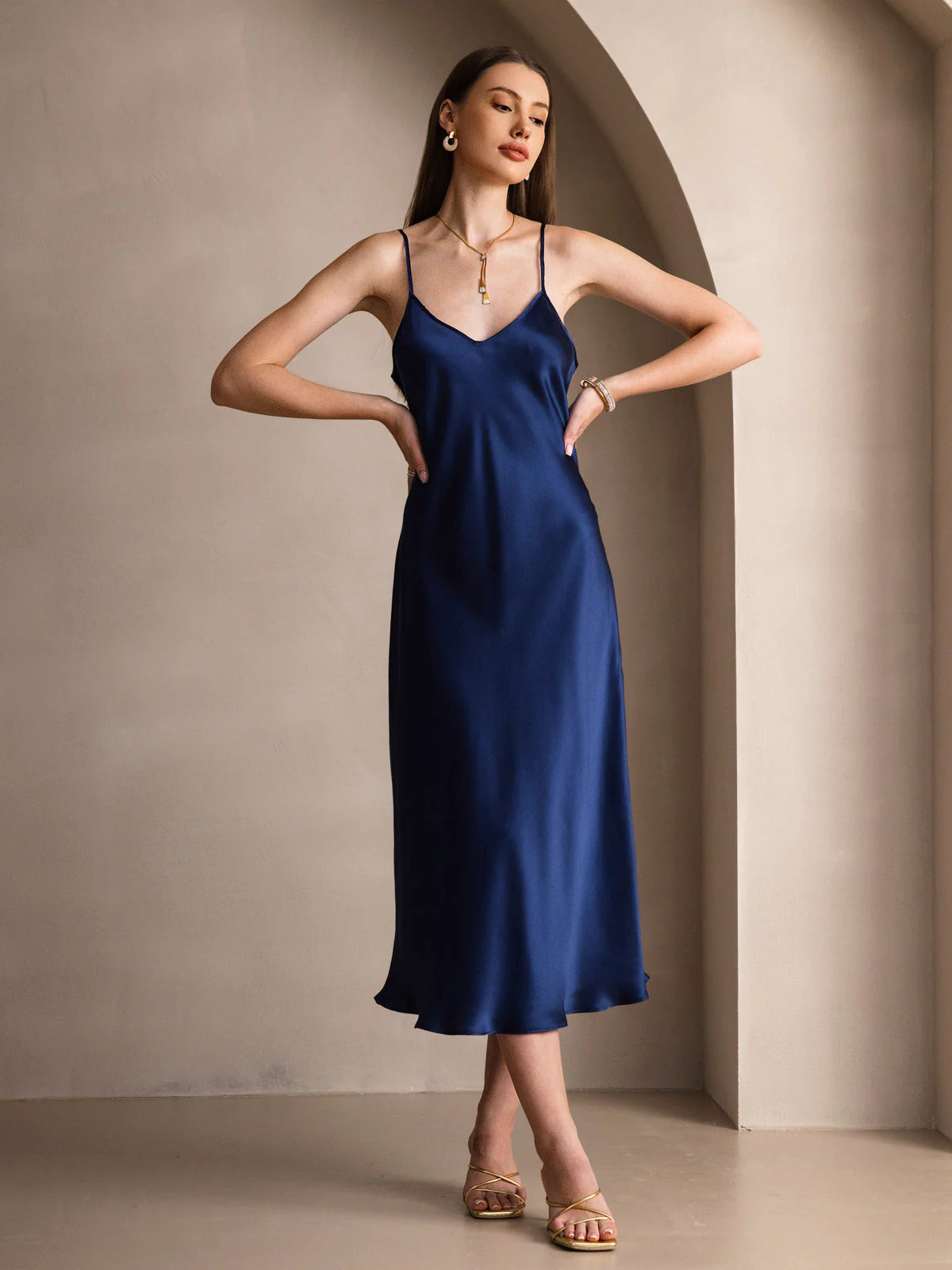 Robe Longue en Soie avec Bretelles Spaghetti - Image 54